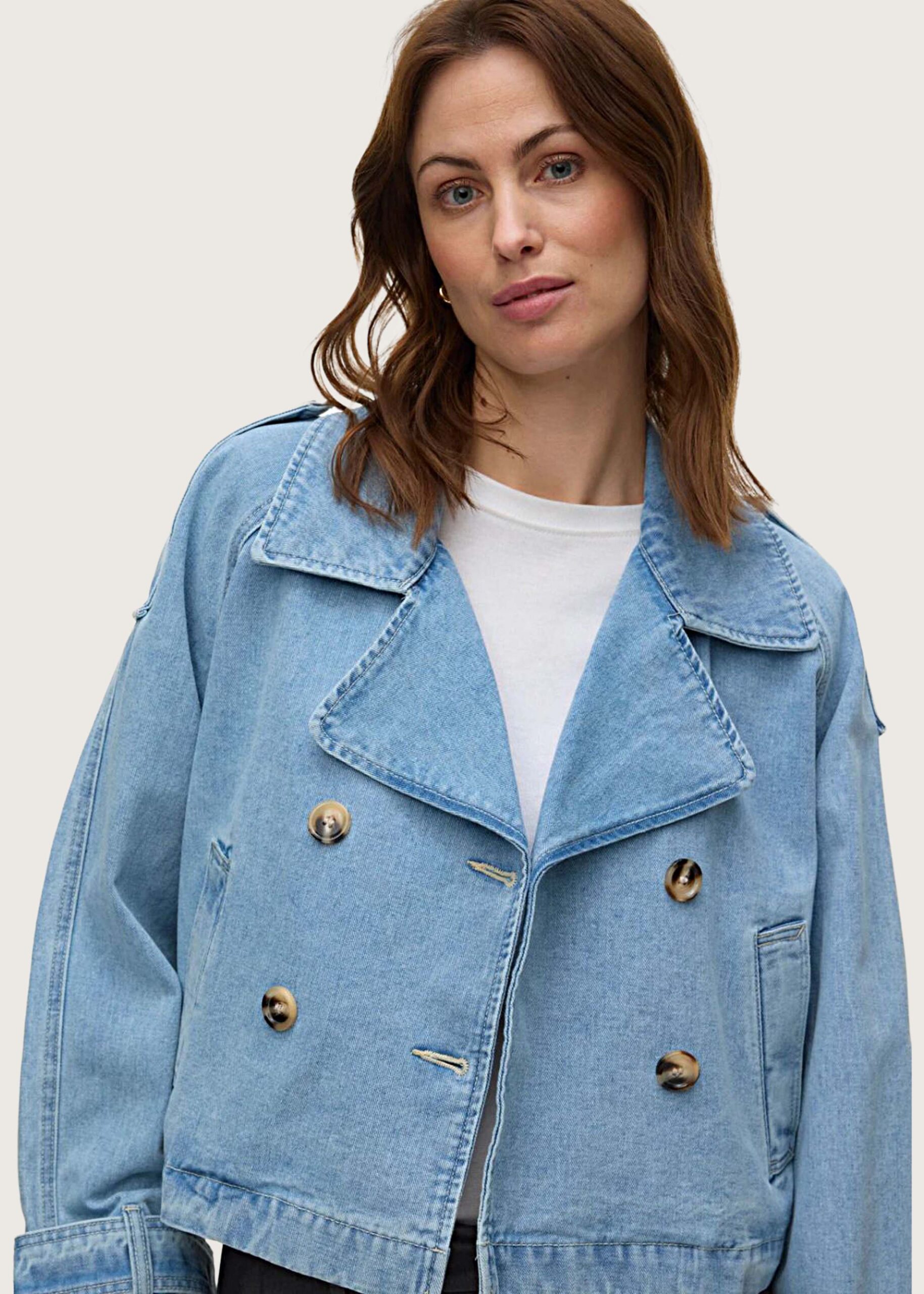Γυναικείο κοντό denim τζάκετ Vero Moda σε στυλ καπαρντίνας με κουμπιά - Shop-Affair.gr