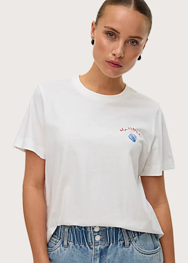Vero Moda κοντομάνικη γυναικεία μπλούζα T-shirt με σχέδιο σε λευκή απόχρωση για κομψές εμφανίσεις Shop-Affair.gr
